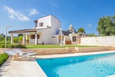 TD Trulli Saveni Trulli with Pool Near the Centre