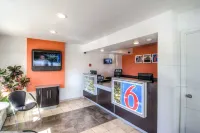 Motel 6 Redding, CA - South - Swimmingpools