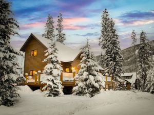 Modern 4,500 Sqft Ski Chalet: 5 Br + 6 Ba | Pool Table | Pool + Private Hot Tub