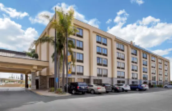Comfort Inn Anaheim Resort Hotels near Anaheim Regional Transportation Intermodal Center