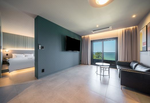 브라운도트호텔 경포의 모던한 객실 내부