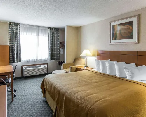 Quality Inn at Collins Road - Cedar Rapids - parking
