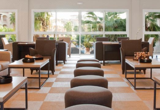 2. 라마다 호텔 &..