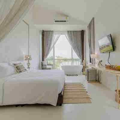 White Wall Riverfront Hotel Rooms