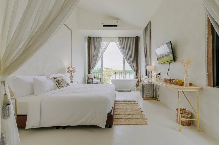รูปภาพของWhite Wall Riverfront Hotel