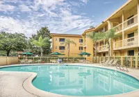 Super 8 by Wyndham The Woodlands North Hotels in Shenandoah