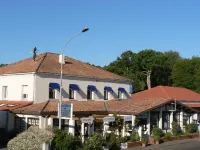 Atlantis Hôtel فنادق في Saint-Julien-en-Born