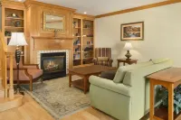 Holiday Inn Express & Suites Elyria Hotels in Lorain