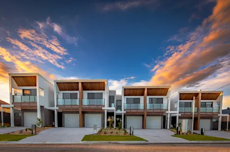 Chapel Heights Apartments Отели в г. Адамстаун