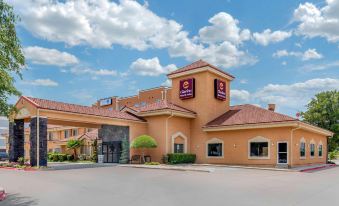Clarion Inn & Suites DFW North