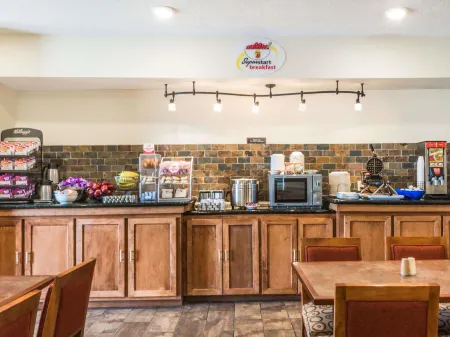 Super 8 by Wyndham Clovis