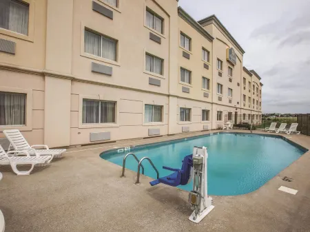 La Quinta Inn & Suites by Wyndham Evansville Отели рядом с достопримечательностью «Истленд Молл»