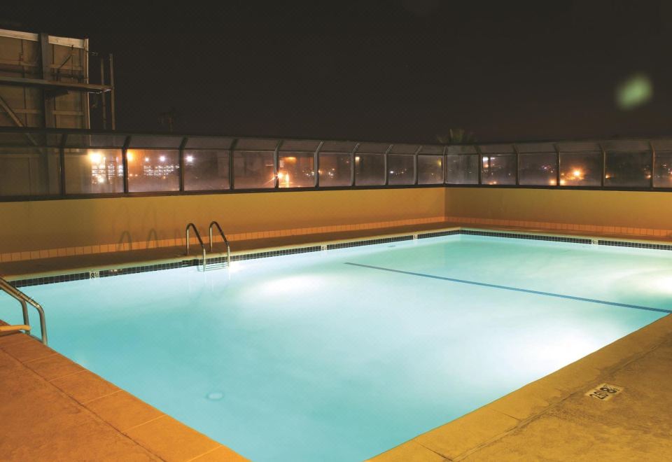 힐튼 가든 인 LAX 로스앤젤레스 공항의 세련된 내부 모습