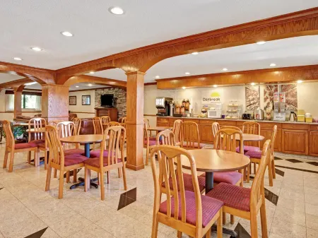 Days Inn & Suites by Wyndham Monroe Отели в г. Monroe County