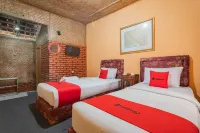RedDoorz Plus at Grand Yustik Sukabumi Các khách sạn ở Kadudampit