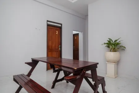 Urbanview Griya Jogokaryan by RedDoorz Отели в г. Джокьякарта