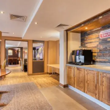 Premier Inn Birmingham City Centre (New St Station) Отели рядом с достопримечательностью «Железнодорожный вокзал Уиттона»