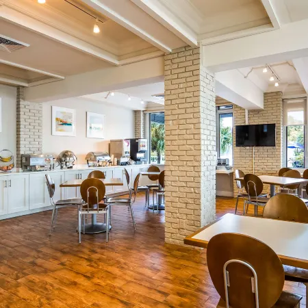 Best Western Plus Yacht Harbor Inn
