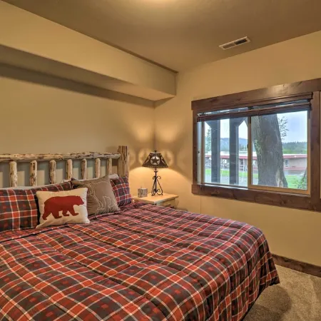 Walkable Bigfork Townhome Fish, Hike and Ski!