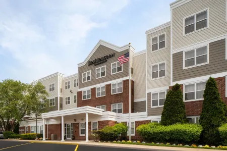 Residence Inn Long Island Holtsville Отели рядом с достопримечательностью «Поквотт Бич Фронт»
