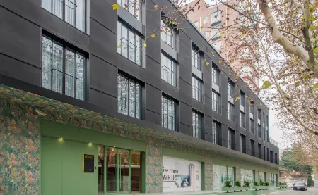 baseLITE-WESTBUND Serviced Apartment Отели рядом с достопримечательностью «Shanghai Xuhui Gymnasium»