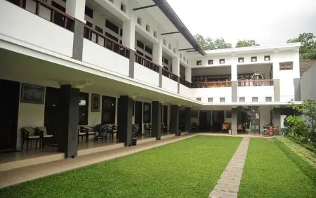 Surya Kencana Boutique Guest House Отели рядом с достопримечательностью «Бандунгский технологический институт»