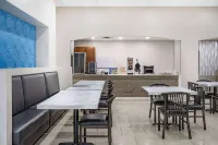 Days Inn & Suites by Wyndham Niagara Falls/Buffalo Hotels in Lockport