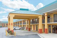 Super 8 by Wyndham Orangeburg - موقف سيارات