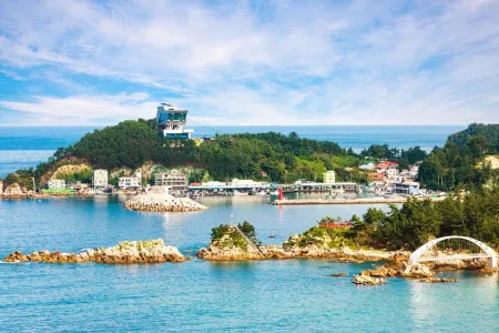 Samcheok Yongjeong Pension Отели рядом с достопримечательностью «Jangho Port»