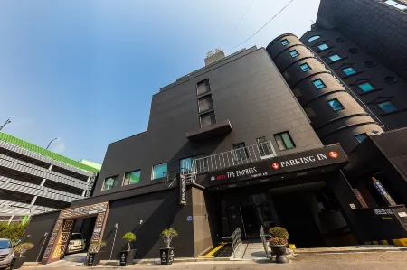 The Empress Hotel Отели рядом с достопримечательностью «Hanbat Arboretum»