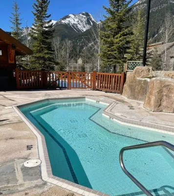 Spacious 2-Br 2-Ba | Ski in/Out | Pool & Hot Tubs | in Heart of Panorama Resort