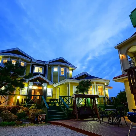 Buan Lemon Terrace Pension Отели рядом с достопримечательностью «Храм Нэсоса»