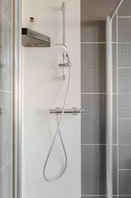 Apple House Wembley Twin Room Shared Bathroom