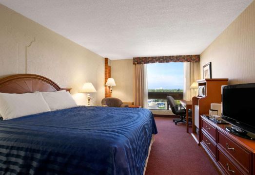 1. 라마다 바이 윈..