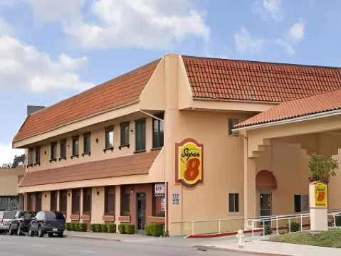 Super 8 by Wyndham Hayward Downtown