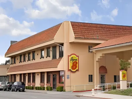 Super 8 by Wyndham Hayward Downtown Отели рядом с достопримечательностью «Хэйворд Джапанес Гарденс»