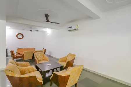 Taj Homes Отели рядом с достопримечательностью «Храм Йогмайи»