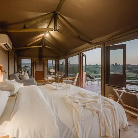 Hlosi Game Lodge - Amakhala Game Reserve