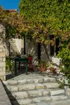 Dream 2 -Traditional House with Pool to Share