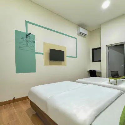 Urbanview Hotel Aloevera Pontianak Отели рядом с достопримечательностью «Мечеть Jami At»