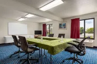 Super 8 by Wyndham Germantown/Milwaukee - 2-Star