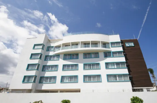 Azure Lofts & Pool - parcheggio