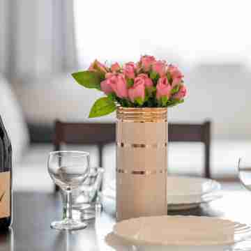 Sunny 1Bdr Apartment Near Center Dining/Meeting Rooms