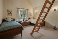 Peaceful chalet with hot tub and fire pit