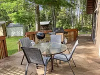 White Pines Cabin: Ideal Location for Family, Fishing & Fun~Inc. 12 Boats+Motor! - Wi-Fi