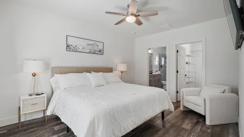 Fruitville Haven - Cozy KING Bed / Free Wi-Fi