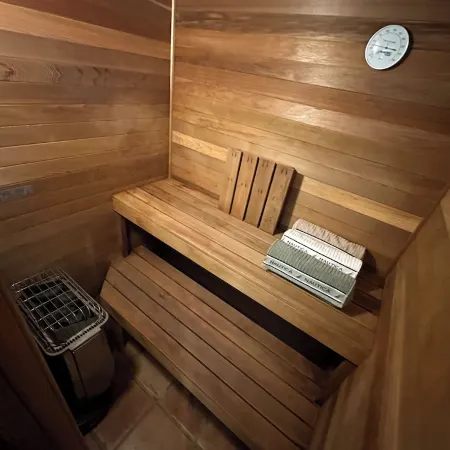 Wonderfully located near Bay Street and all the wonderful restaurants. Sauna!
