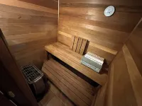 Wonderfully located near Bay Street and all the wonderful restaurants. Sauna!