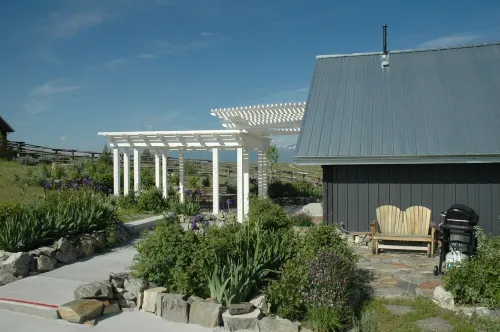Cozy Cottage overlooking Bitterroot Valley, private setting east of Victor