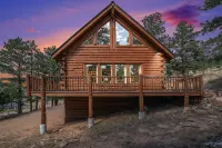 Cabin - Hot Tub w Outdoor TV, Sleeps 12, King Bed, Dogs ok